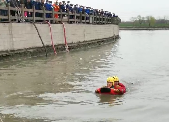 上海消防支隊(duì)丨R1水上救援機(jī)器人參與上海消防救援演練